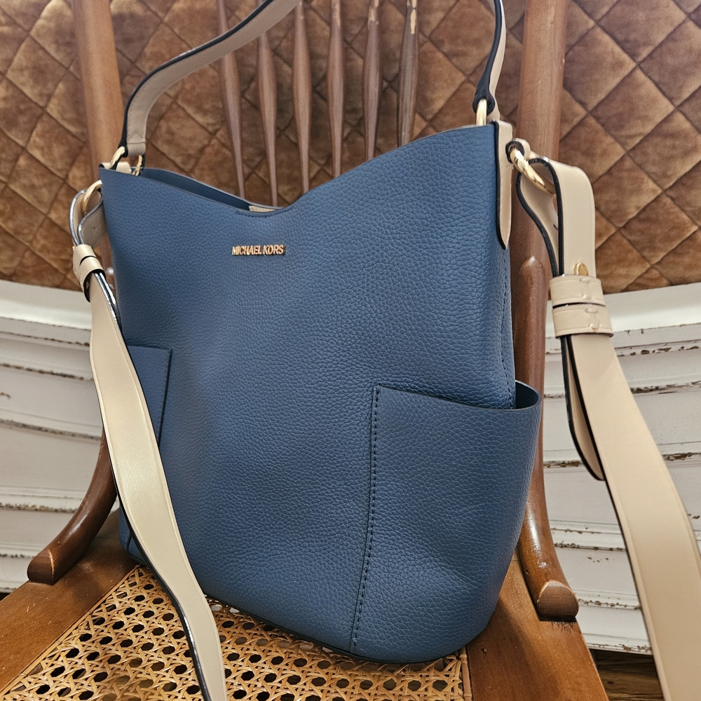 Michael Kors Bedford Bucket Bag Blue Tan Like New Classy Elegant Denim - Picture 4 of 9